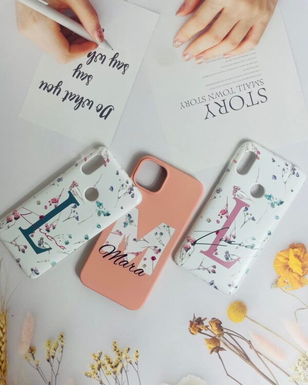 Funda Personalizada Diseño Flores con Nombre e Inicial - Imagen 2