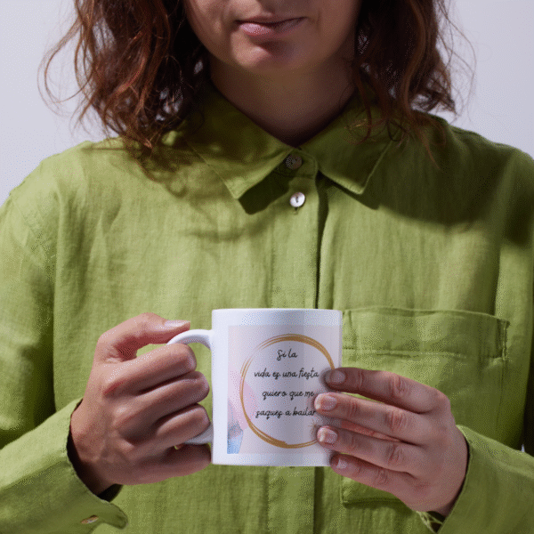 Taza Personalizada con Frase Si la Vida es Una fiesta quiero que me saques a Bailar - Imagen 4