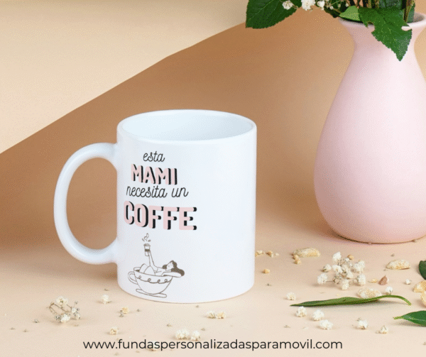 Taza Personalizada con Frase Diseño Mamá-  Esta Mamá necesita un Café - Imagen 2